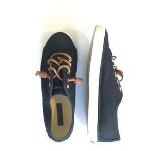 Worn once Sperry lace up shoe.